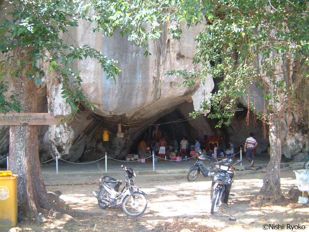 南タイ洞窟の中の寺１（2004年3月）